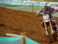 九游娱乐官方网站-神盾与利剑，拉亚11次扑救导演蓝鹰奇迹，拉齐奥7分钟3球史诗逆转蓝军