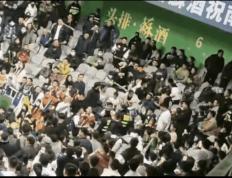 九游体育官方入口-众多球迷聚集现场，见证精彩的对决