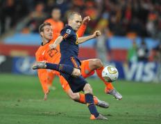 九游娱乐网站-顶级足球赛事场面激烈，球员技术娴熟展示