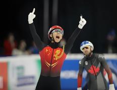 九游体育直播-短道速滑决赛呈现绝美一幕，选手飞驰冲刺