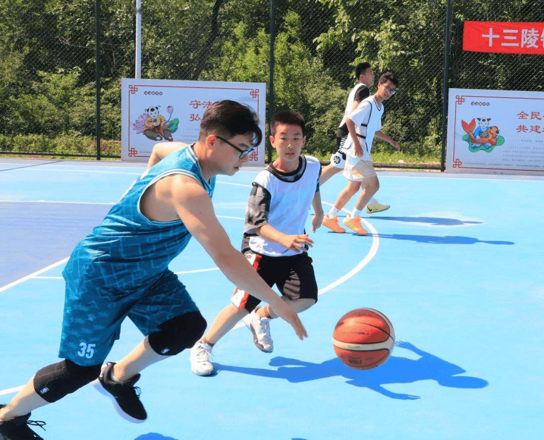 九游娱乐app下载-篮球赛场厮杀：众将砥砺前行决胜关头