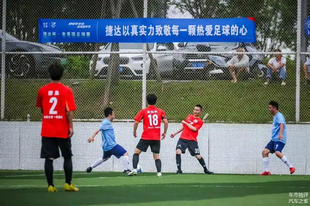 九游体育-热血激情的足球比拼，球迷燃情助威的简单介绍