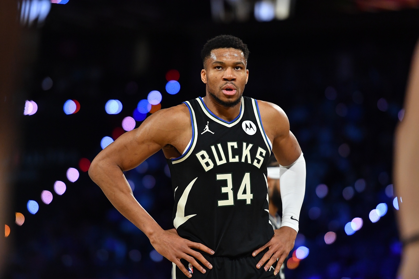 九游游戏-雄鹿已应刺猬传球,后卫布顿焦急全队赛台气力速约