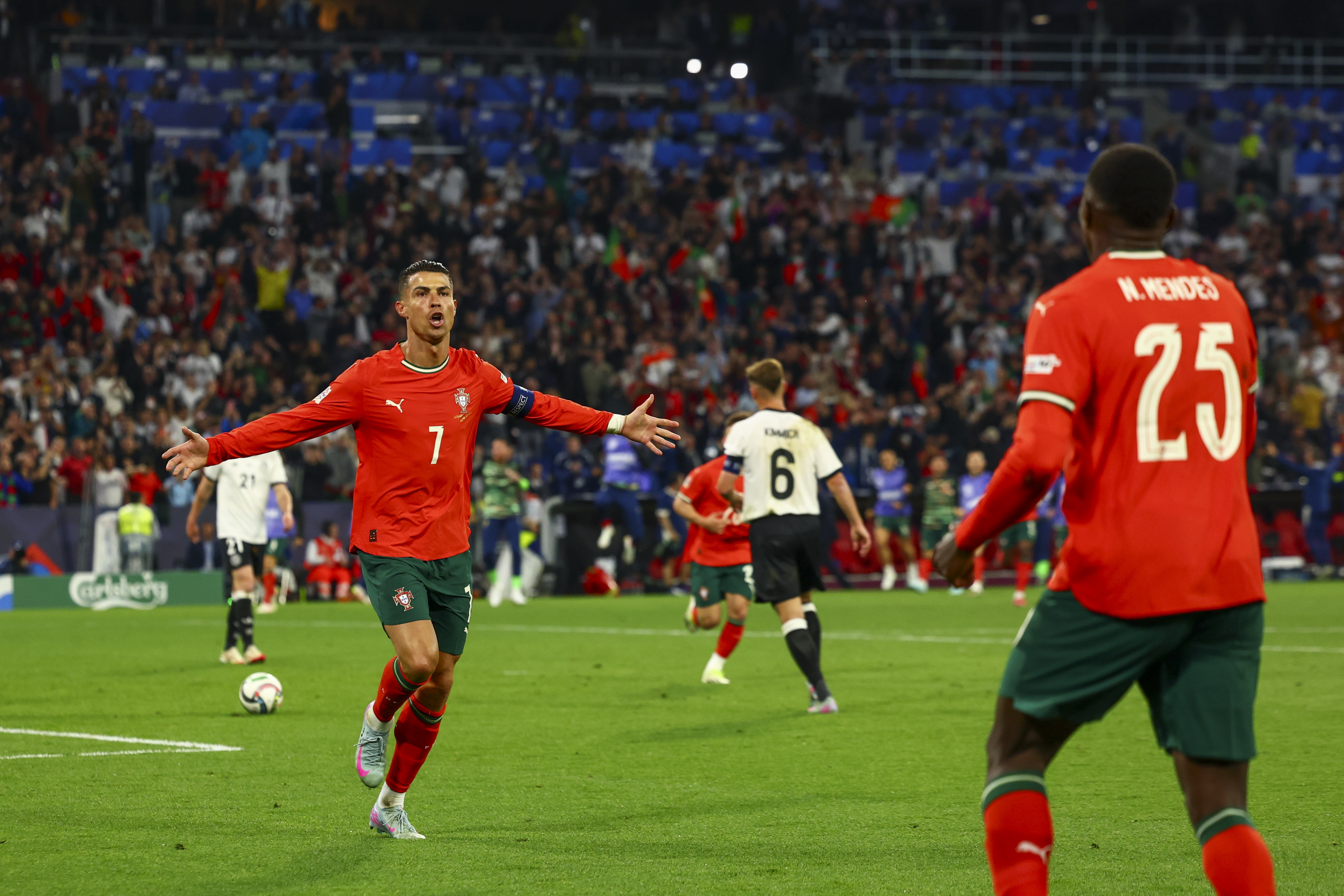 九游app下载-葡萄牙队在欧国联比赛中表现出色,赢得赞誉!