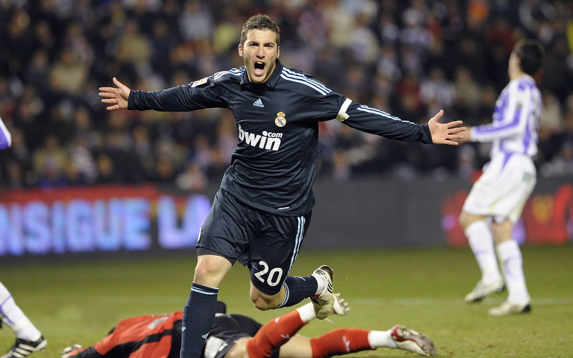 九游娱乐入口-欧冠史诗之夜，几内亚黑马撕裂不败神话，勒沃库森王朝梦碎于寒铁防线